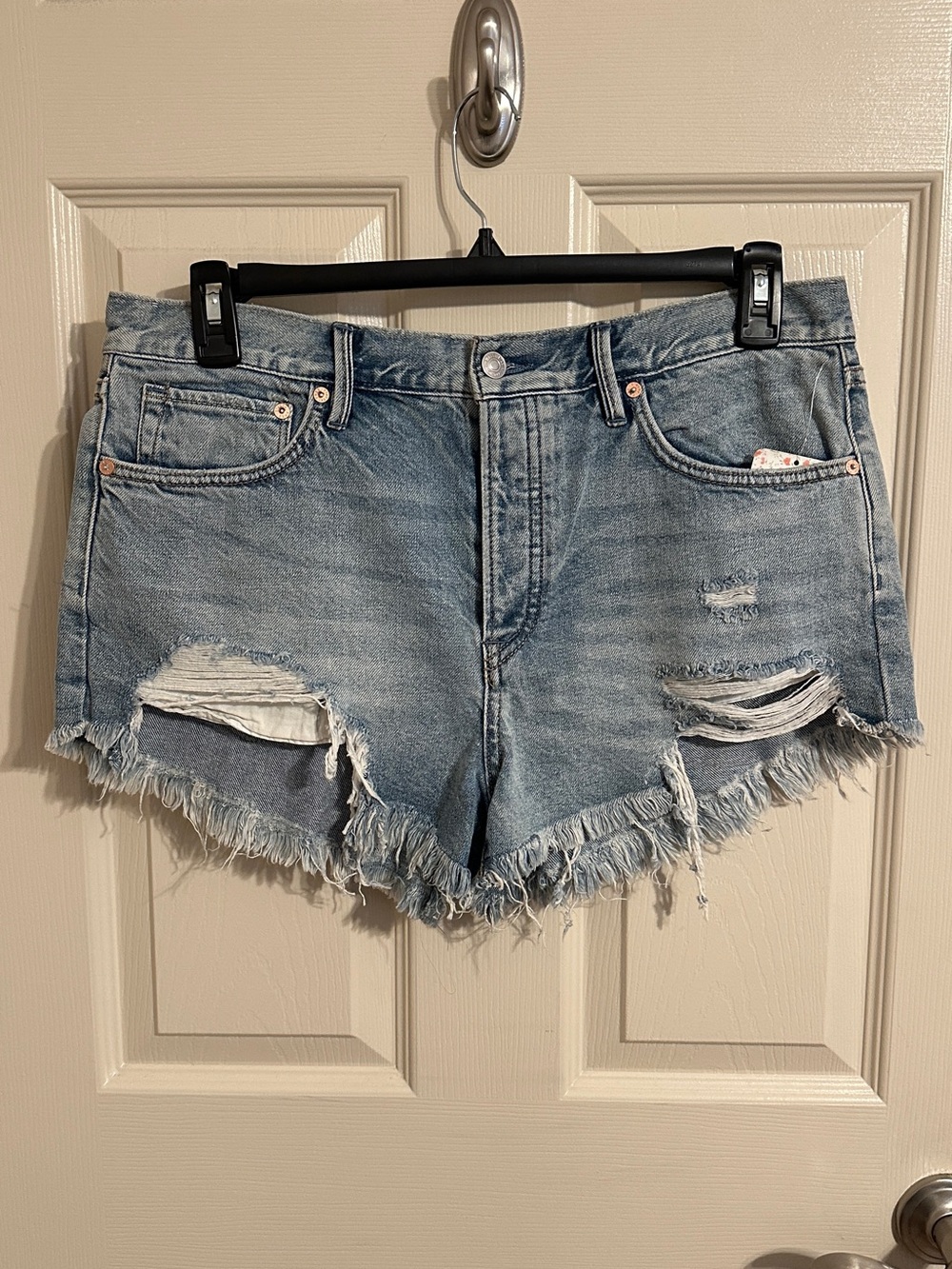 Free People We The Free Women’s Distressed Light Blue Denim Cutoff Shorts, Sz 30 - Picture 2 of 9